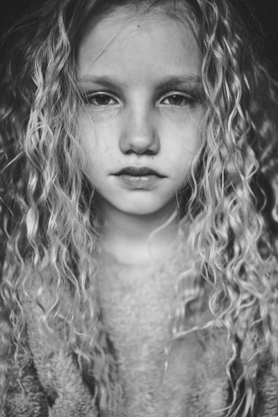 Όμορφη Ξανθιά Κοπέλα Μακριά Σγουρά Μαλλιά Συναισθηματικό Πορτρέτο — Φωτογραφία Αρχείου