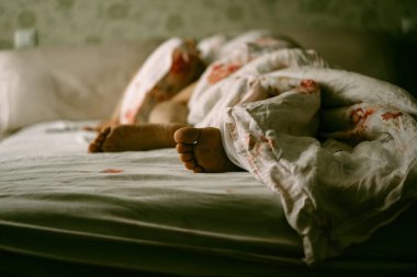 Adam yatakta, sabah, uyanıyor, yatakta tembellik ediyor.