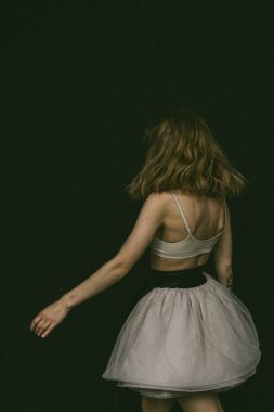 Mavi gözlü genç, güzel sarışın kadın, fare kulaklı, portre, yakın plan, stüdyo. küçük fare kulakları