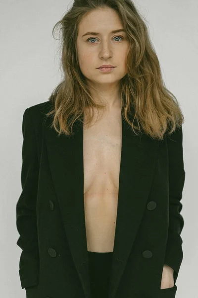 年轻美丽的金发女人穿着夹克赤身裸体Studio — 图库照片