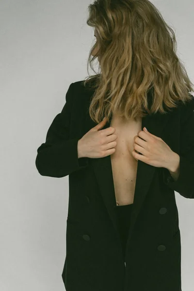 헐벗은 재킷을 아름다운 금발의 스튜디오 — 스톡 사진