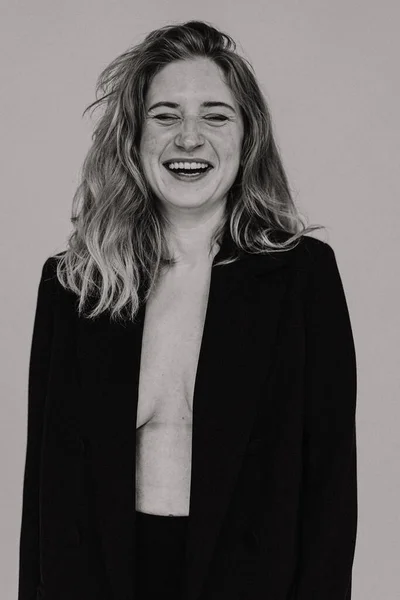 年轻美丽的金发女人穿着夹克赤身裸体Studio — 图库照片