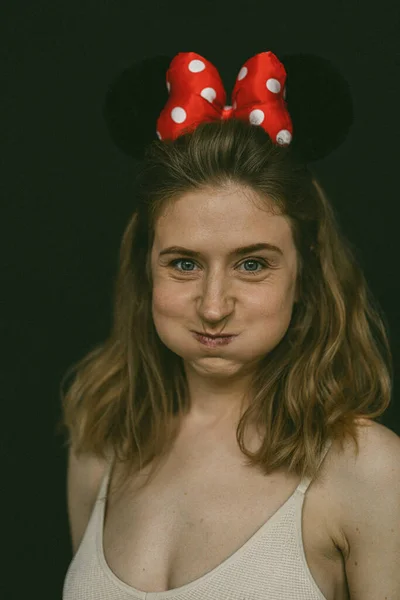 Joven Mujer Rubia Hermosa Con Ojos Azules Con Orejas Ratón —  Fotos de Stock