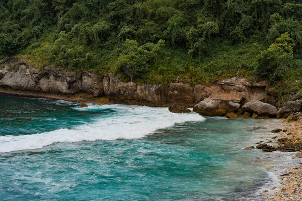 Tropischer Hintergrund Strand Mit Blauem Wasser Wellen Brechen Auf Stein — Stockfoto
