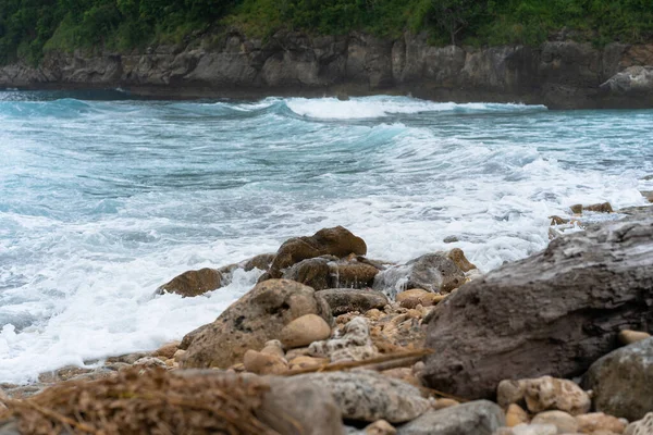 Fundo Tropical Praia Com Água Azul Ondas Quebrar Pedra — Fotografia de Stock