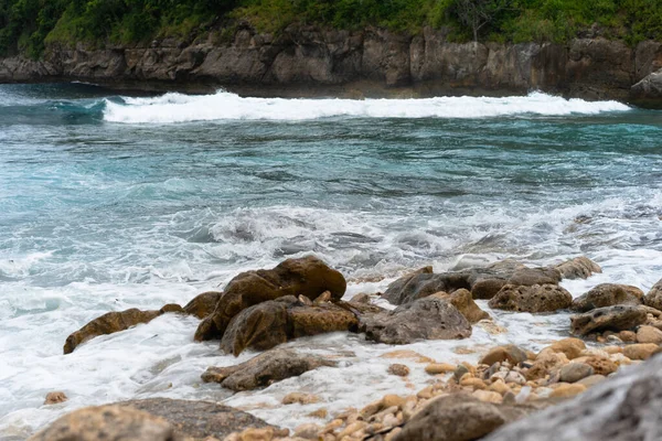 Tropischer Hintergrund Strand Mit Blauem Wasser Wellen Brechen Auf Stein — Stockfoto