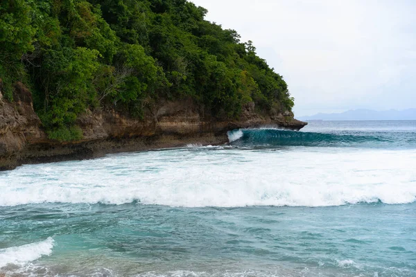 熱帯雨林 青い水のビーチ 波が石に打ち寄せる — ストック写真