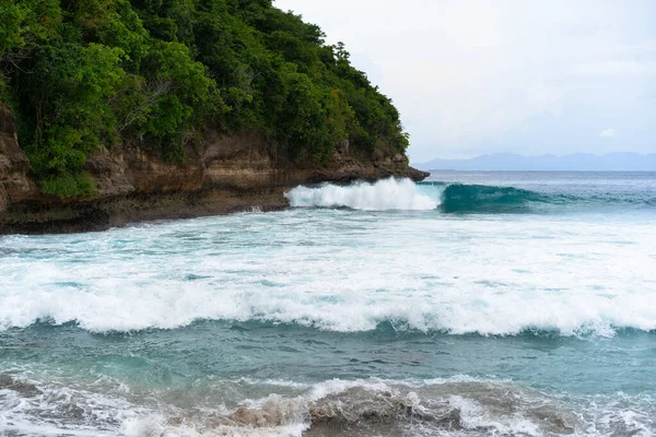 Fundo Tropical Praia Com Água Azul Ondas Quebrar Pedra — Fotografia de Stock