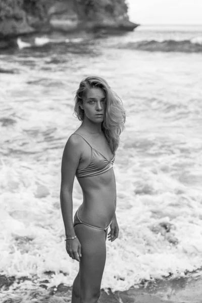 海の近くのビーチで水着で長いブロンドの髪を持つ美しい若い細い女性 ビーチでリラックスしてください 熱帯休暇 — ストック写真