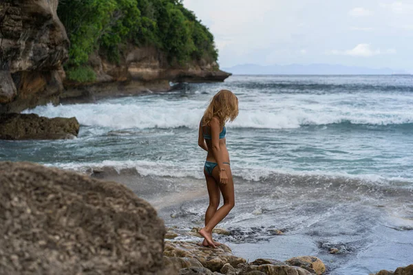 Bela Jovem Mulher Delgada Com Longos Cabelos Loiros Maiô Praia — Fotografia de Stock