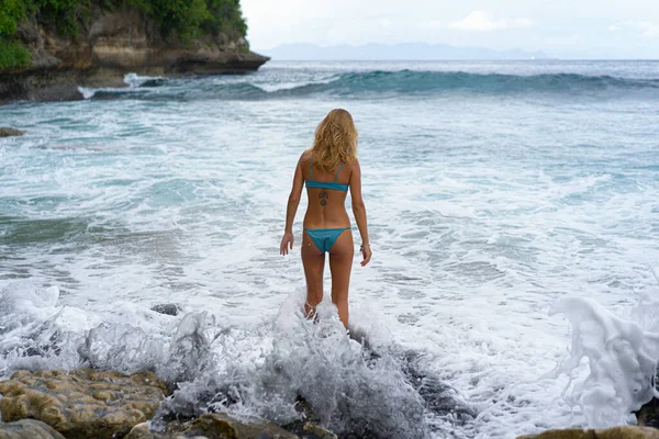 Bela Jovem Mulher Delgada Com Longos Cabelos Loiros Maiô Praia — Fotografia de Stock