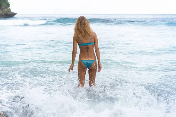 海の近くのビーチで水着で長いブロンドの髪を持つ美しい若い細い女性 ビーチでリラックスしてください 熱帯休暇 — ストック写真
