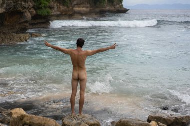 Okyanus kıyısındaki plajda mayo giymiş uzun sarı saçlı güzel, ince bir kadın. Sahilde rahatla. Tropik tatiller.