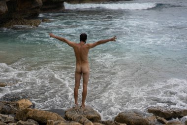 Okyanusta çıplak bir adam. İnsanın doğayla bütünlüğü..