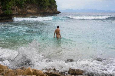 Okyanusta çıplak bir adam. İnsanın doğayla bütünlüğü..