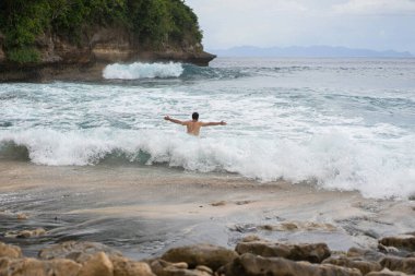 Okyanusta çıplak bir adam. İnsanın doğayla bütünlüğü..