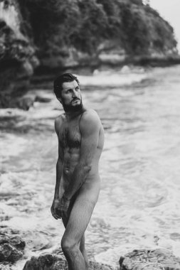 Okyanusta çıplak bir adam. İnsanın doğayla bütünlüğü..