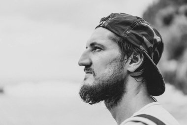 Okyanus kenarında şapkalı yakışıklı sakallı bir adam. Gezgin zekası