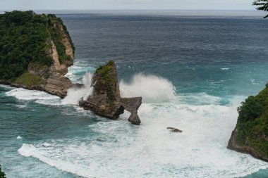 Tropik sahil manzarası, deniz taşları ve turkuaz okyanus, mavi gökyüzü..
