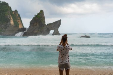 Tropik sahil manzarası, deniz taşları ve turkuaz okyanus, mavi gökyüzü..