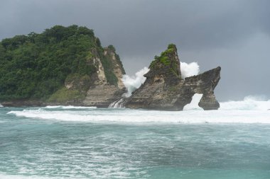 Tropik sahil manzarası, deniz taşları ve turkuaz okyanus, mavi gökyüzü..