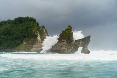 Tropik sahil manzarası, deniz taşları ve turkuaz okyanus, mavi gökyüzü..