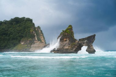 Tropik sahil manzarası, deniz taşları ve turkuaz okyanus, mavi gökyüzü..