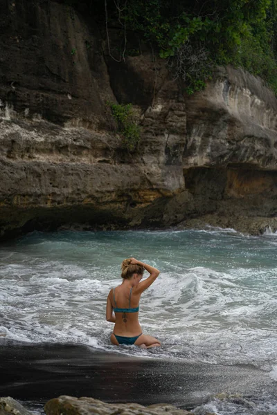 Hermosa Joven Esbelta Con Pelo Largo Rubio Traje Baño Playa — Foto de Stock