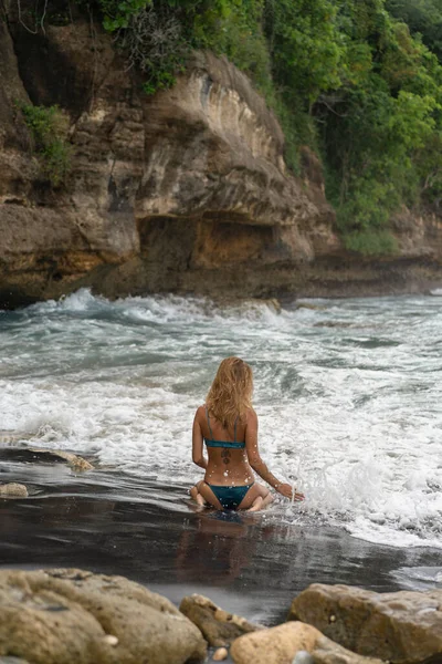 Bela Jovem Mulher Delgada Com Longos Cabelos Loiros Maiô Praia — Fotografia de Stock