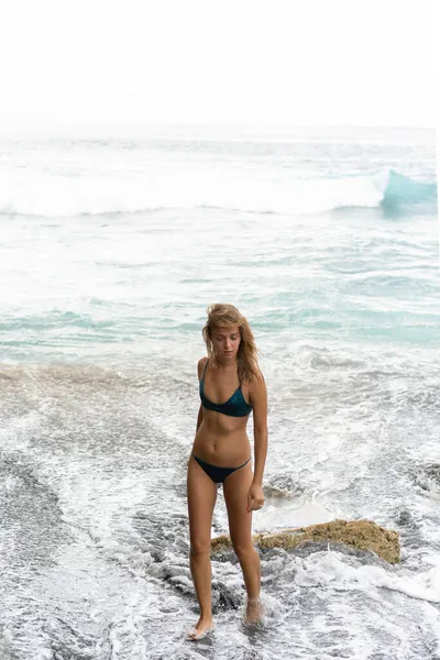 Красива Молода Струнка Жінка Довгим Світлим Волоссям Купальнику Пляжі Біля — стокове фото
