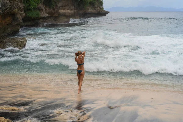 Hermosa Joven Esbelta Con Pelo Largo Rubio Traje Baño Playa — Foto de Stock