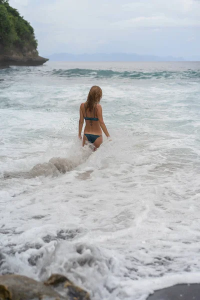 Bela Jovem Mulher Delgada Com Longos Cabelos Loiros Maiô Praia — Fotografia de Stock