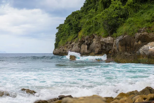 Fundo Tropical Praia Com Água Azul Ondas Quebrar Pedra — Fotografia de Stock