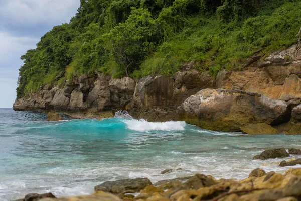 Fondo Tropical Playa Con Agua Azul Olas Rotas Sobre Piedra — Foto de Stock