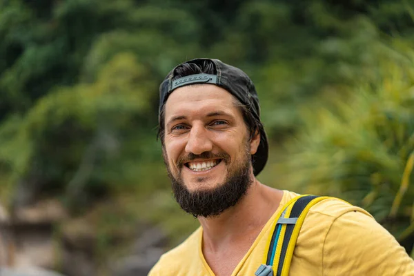 Joven Hombre Barbudo Guapo Con Una Gorra Cerca Del Océano — Foto de Stock