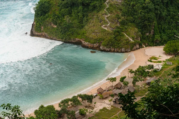 Blick Auf Tropischen Strand Meeresfelsen Und Türkisfarbenen Ozean Blauer Himmel — Stockfoto