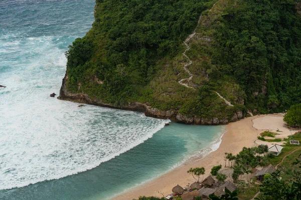 熱帯のビーチ 海の岩やターコイズブルーの海 青い空の景色 — ストック写真