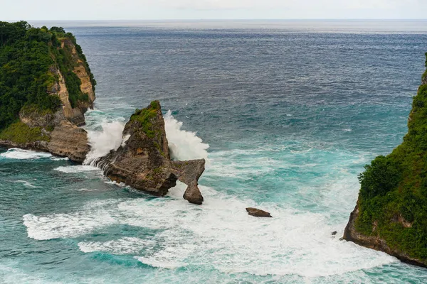 Θέα Της Τροπικής Παραλίας Των Θαλάσσιων Βράχων Και Του Τυρκουάζ — Φωτογραφία Αρχείου