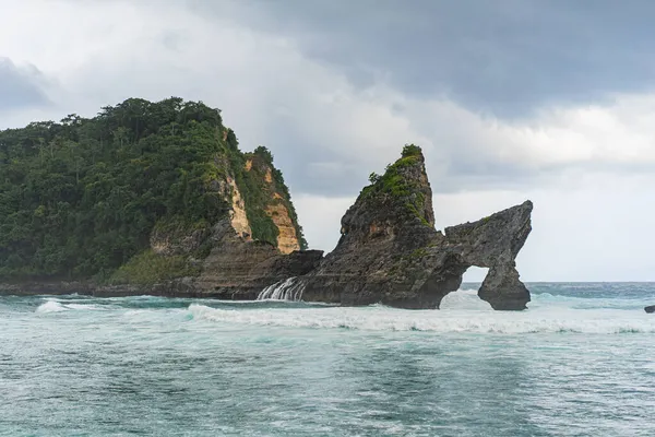 Pohled Tropickou Pláž Mořské Skály Tyrkysový Oceán Modré Nebe — Stock fotografie