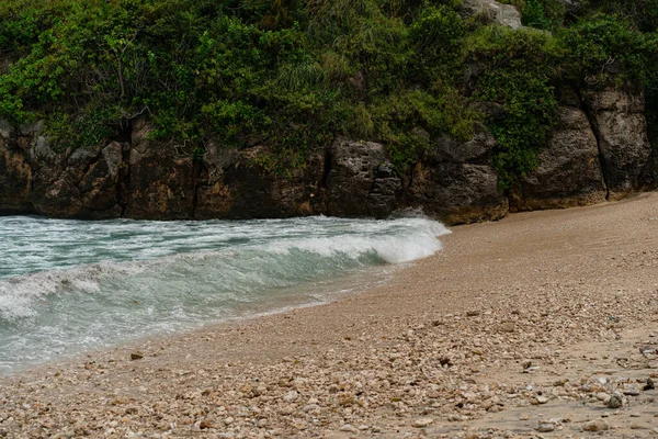 大自然的背景 蓝色的海洋 海浪在海岸上奔流 悬崖边长满茂盛的绿色热带植被 — 图库照片