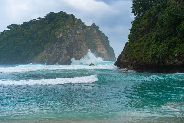 熱帯のビーチ 海の岩やターコイズブルーの海 青い空の景色 — ストック写真
