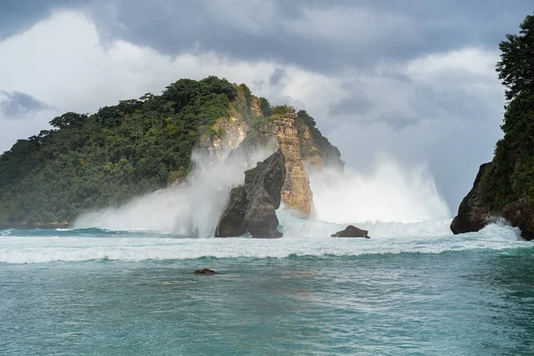 Pemandangan Pantai Tropis Batu Laut Dan Laut Pirus Langit Biru — Stok Foto