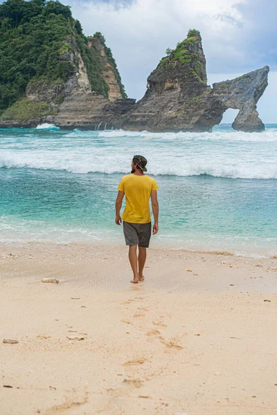 Jovem Bonito Viajante Barbudo Junto Oceano Atuh Beach — Fotografia de Stock