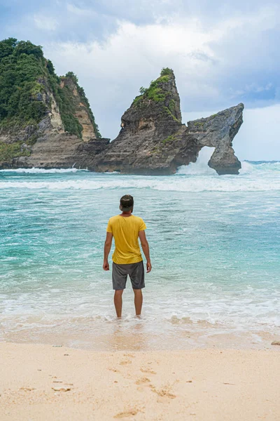 Mladý Pohledný Vousatý Muž Cestovatel Oceánu Atuh Beach — Stock fotografie