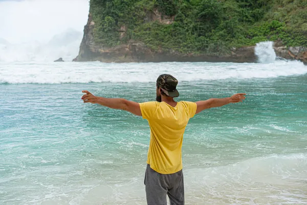 Jonge Knappe Man Met Een Baard Bij Oceaan Reisconcept — Stockfoto