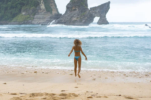 Giovane Bella Donna Riva Mare Una Posizione Pittoresca Spiaggia Atuh — Foto Stock