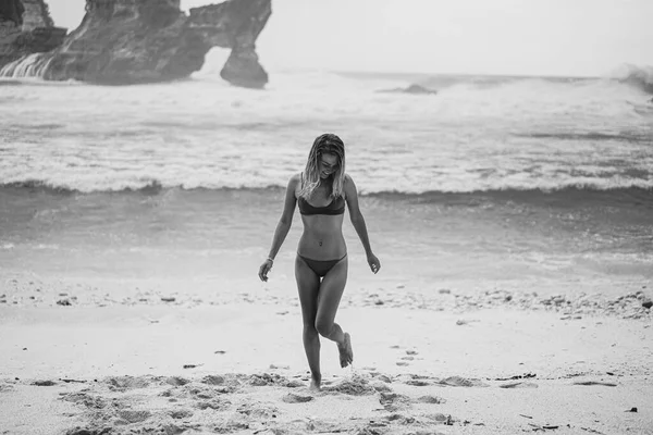 Jonge Mooie Vrouw Aan Zee Een Pittoreske Locatie Strand Van — Stockfoto