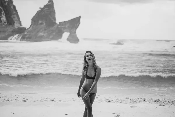 Junge Schöne Frau Meer Malerischer Lage Atuh Strand Insel Nusa — Stockfoto