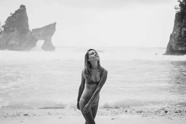 Young Beautiful Woman Swimsuit Ocean Picturesque Place — Stock Photo, Image