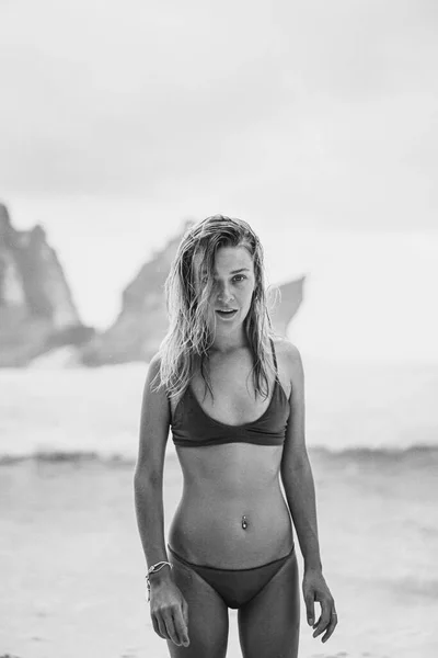 Mladá Krásná Žena Oceánu Malebném Místě Pláž Atuh Ostrov Nusa — Stock fotografie
